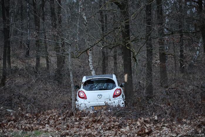 Automobiliste belandt in berm na stuurfout