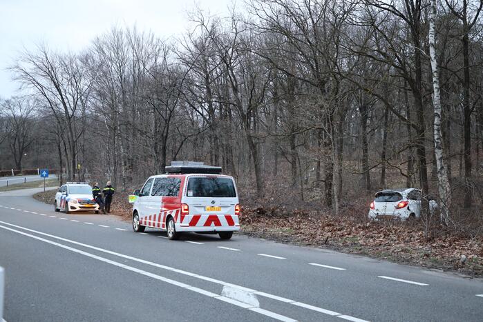 Automobiliste belandt in berm na stuurfout