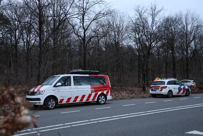 Automobiliste belandt in berm na stuurfout