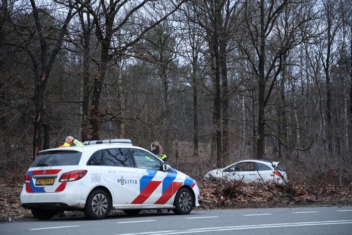 Automobiliste belandt in berm na stuurfout