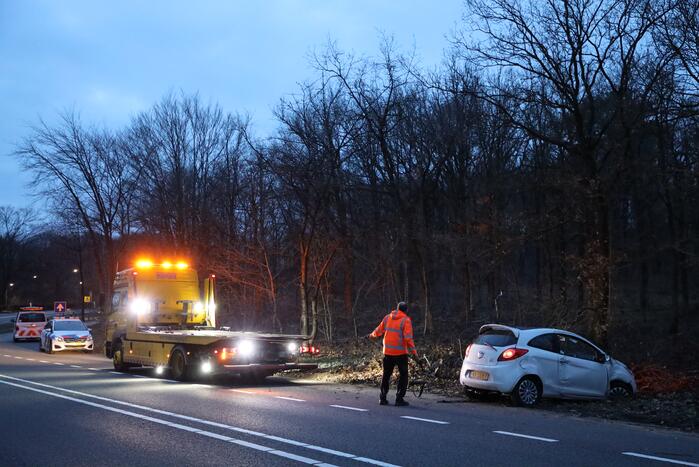 Automobiliste belandt in berm na stuurfout