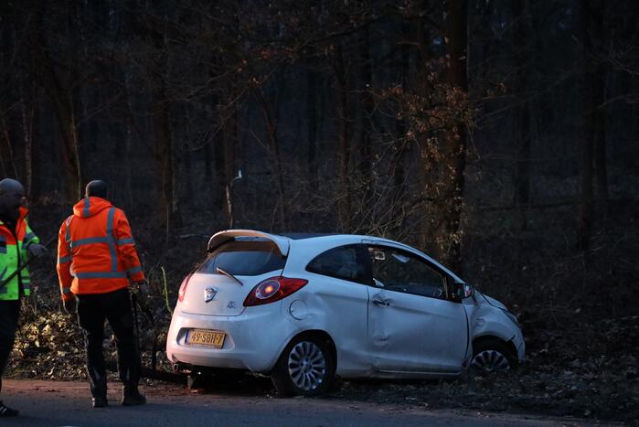Automobiliste belandt in berm na stuurfout
