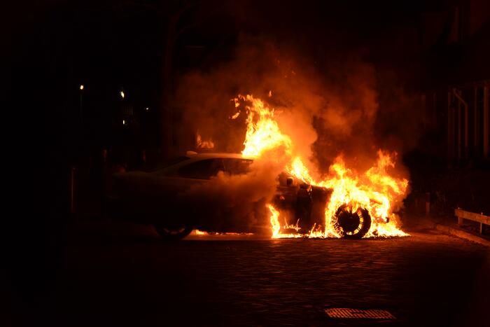 Meerdere woningen ontruimd vanwege autobrand