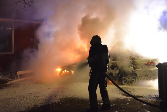 Meerdere woningen ontruimd vanwege autobrand