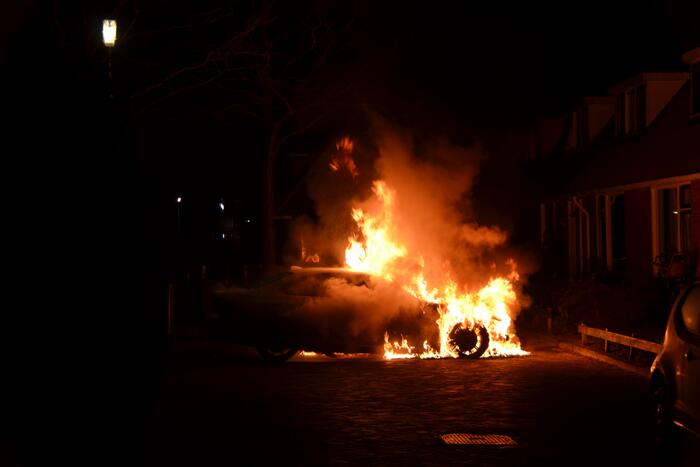 Meerdere woningen ontruimd vanwege autobrand