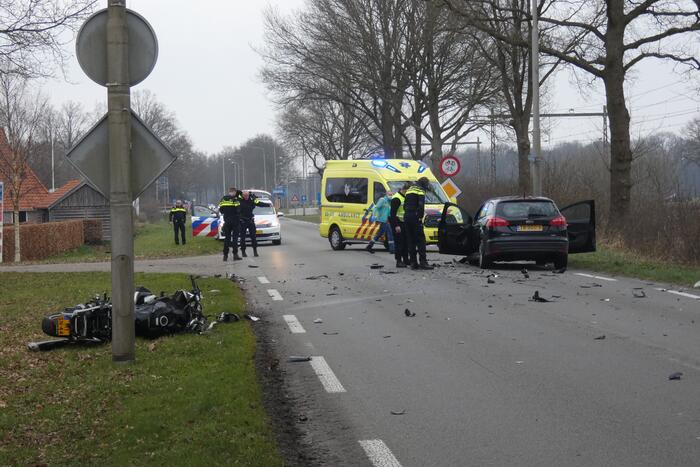 Motorrijder gewond bij botsing met auto