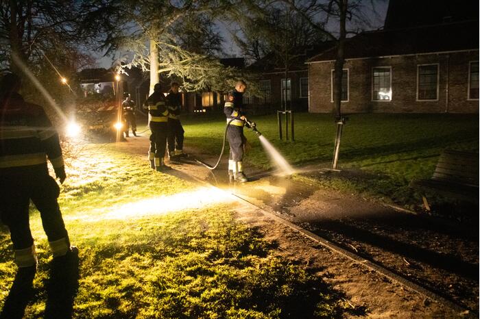 Prullenbak in park vat vlam