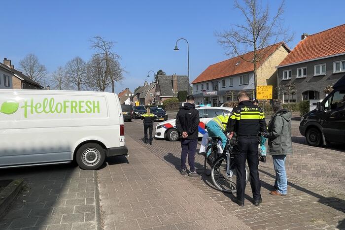 Achteruitrijdende bestelbus rijdt fietsster aan
