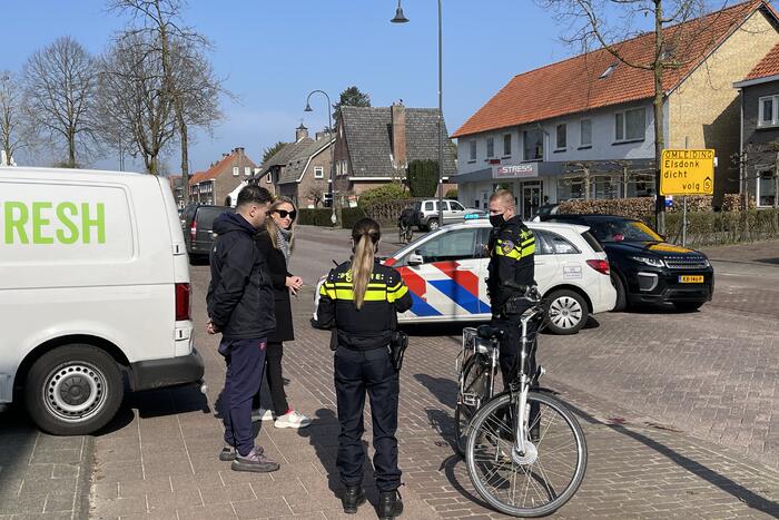 Achteruitrijdende bestelbus rijdt fietsster aan