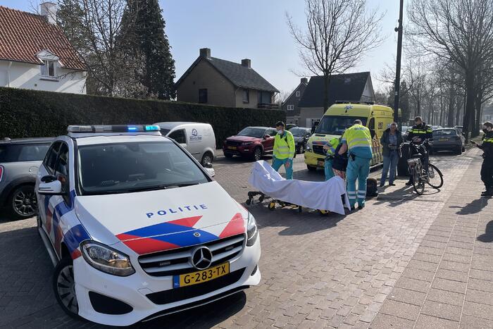 Achteruitrijdende bestelbus rijdt fietsster aan