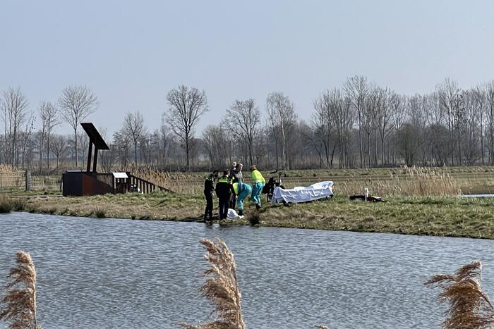 Vrouw met verward gedrag uit water natuurgebied gehaald