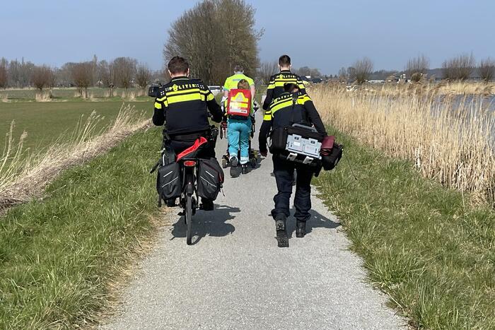 Vrouw met verward gedrag uit water natuurgebied gehaald