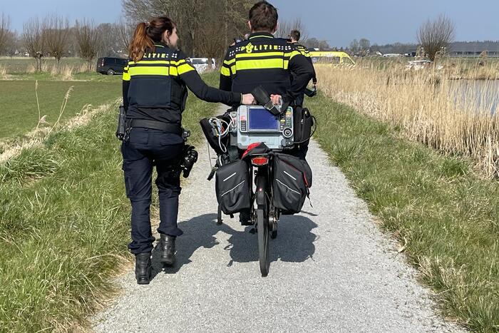 Vrouw met verward gedrag uit water natuurgebied gehaald