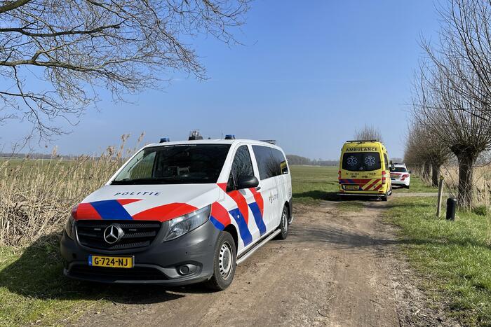 Vrouw met verward gedrag uit water natuurgebied gehaald