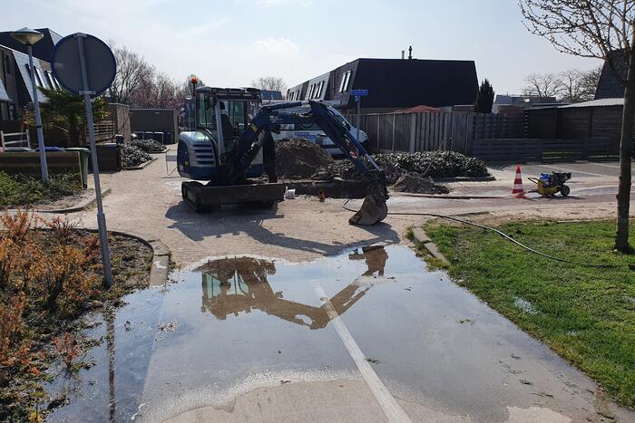 Waterleiding geraakt bij graafwerkzaamheden