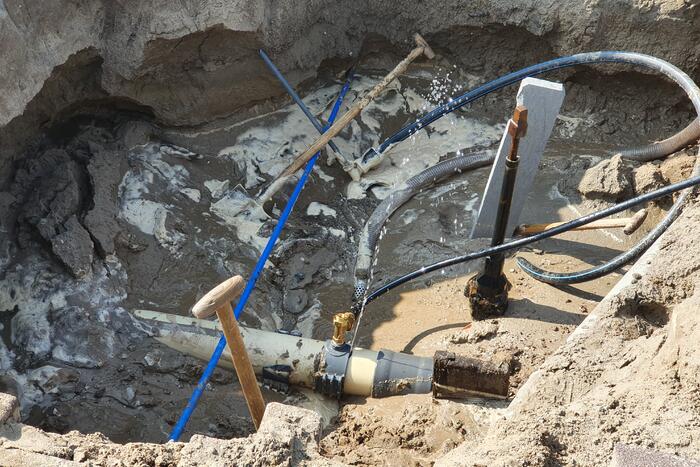 Waterleiding geraakt bij graafwerkzaamheden