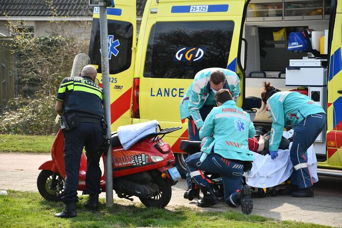 Scooterrijder gaat onderuit en raakt gewond