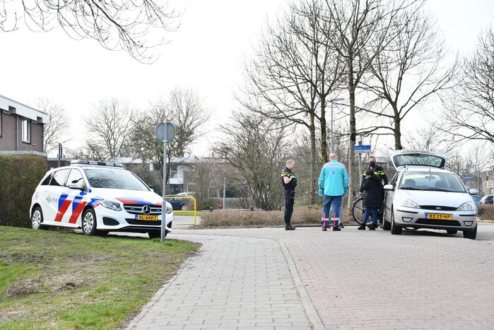 Meisje op fiets aangereden door auto, bestuurder is doorgereden