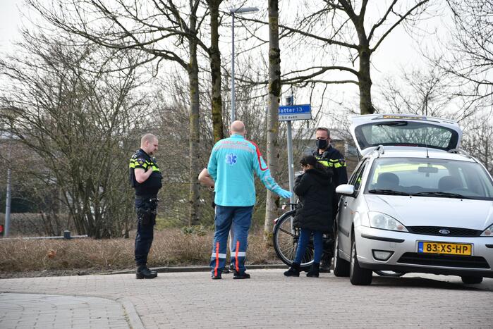 Meisje op fiets aangereden door auto, bestuurder is doorgereden