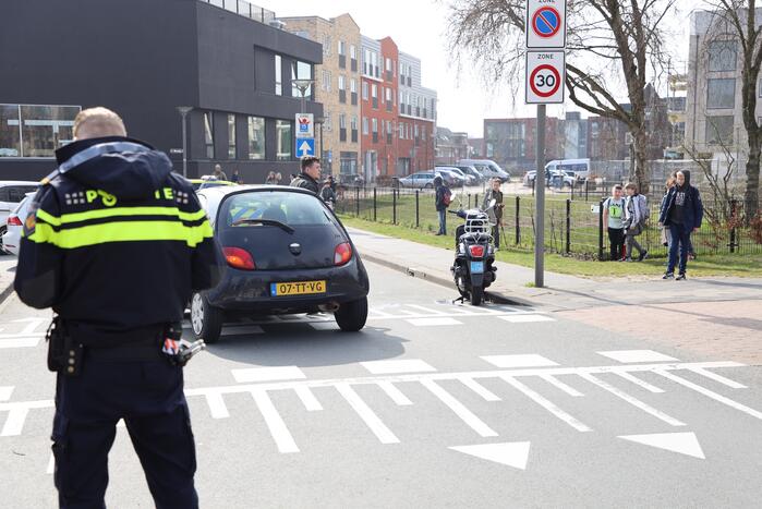 Scooterrijdster aangereden door afslaande auto