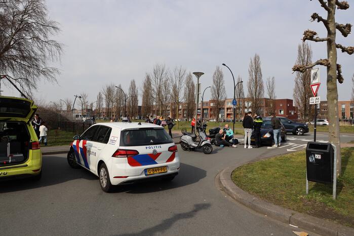 Scooterrijdster aangereden door afslaande auto