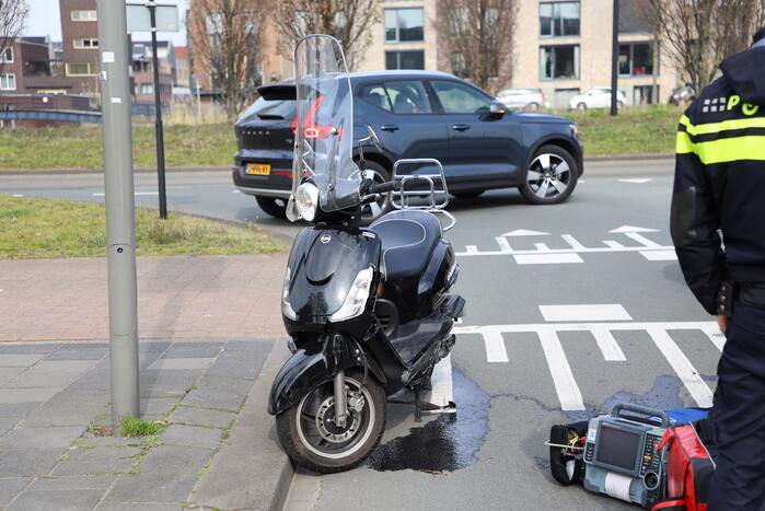 Scooterrijdster aangereden door afslaande auto