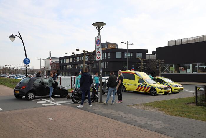 Scooterrijdster aangereden door afslaande auto