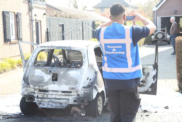 Auto volledig uitgebrand