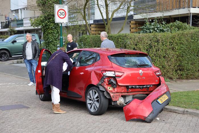 Motorrijder botst achterop personenauto
