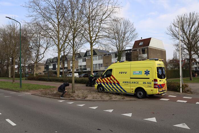 Motorrijder botst achterop personenauto