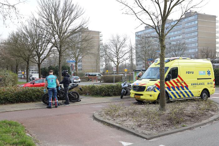 Motorrijder botst achterop personenauto