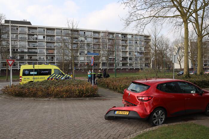 Motorrijder botst achterop personenauto