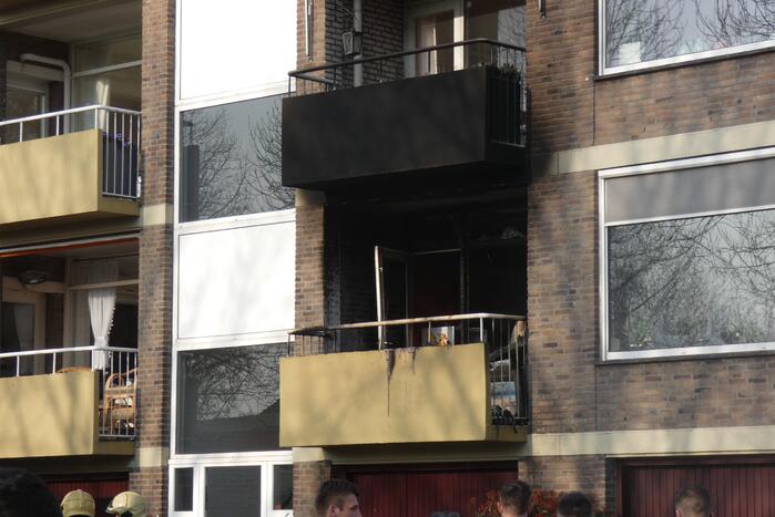 Flatwoning zwaar beschadigd door brand