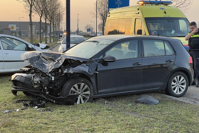 Personenauto vliegt uit de bocht en botst tegen tegenligger