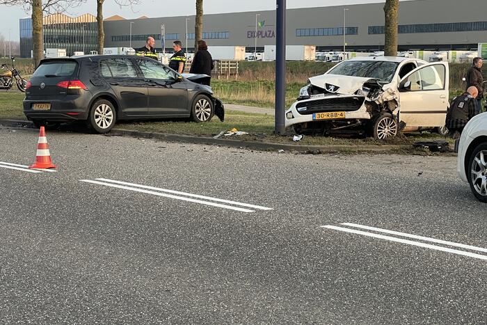 Personenauto vliegt uit de bocht en botst tegen tegenligger