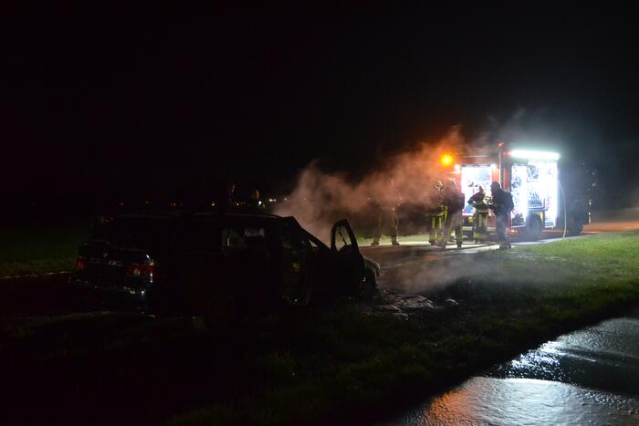 Voorkant van auto volledig in brand