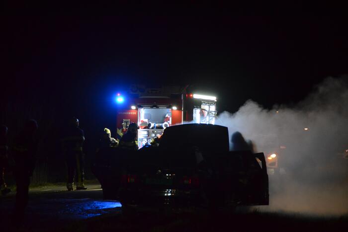 Voorkant van auto volledig in brand
