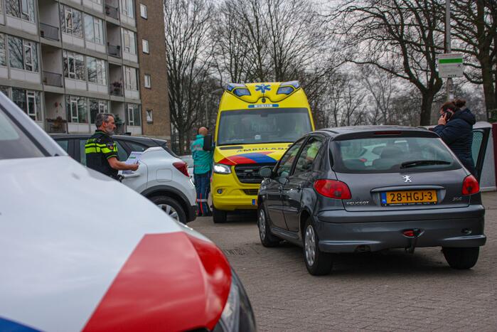 Auto en scooter botsen op kruising