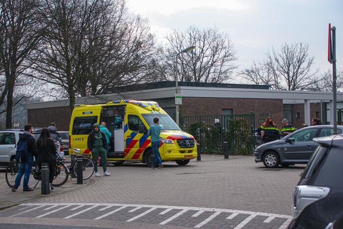 Auto en scooter botsen op kruising