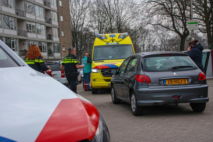 Auto en scooter botsen op kruising