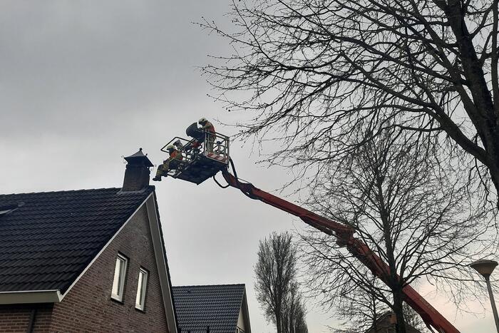 Brand in schoorsteen van woning