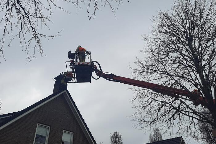 Brand in schoorsteen van woning