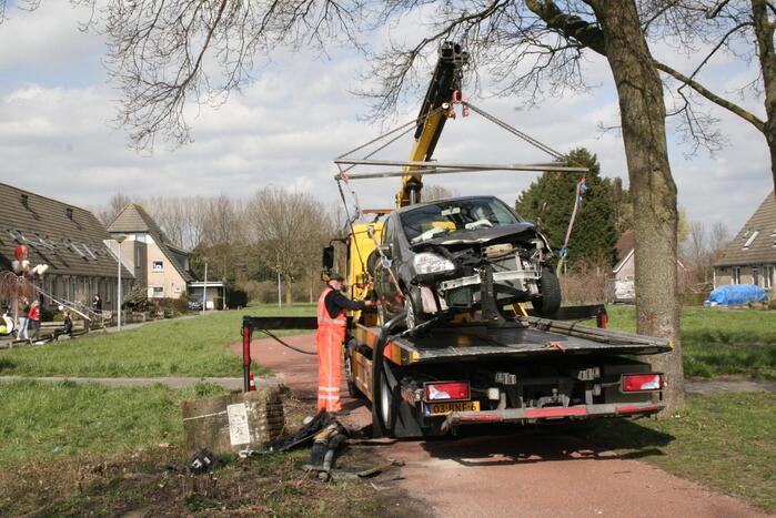 Auto botst op betonblok met lantaarnpaal