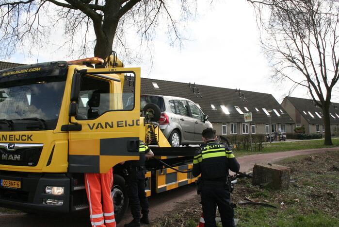 Auto botst op betonblok met lantaarnpaal