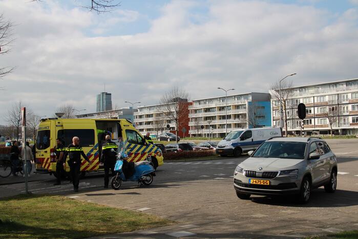 Auto en scooter botsen op kruising