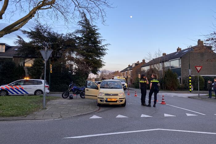 Ongeval tussen schakelbrommer en personenauto