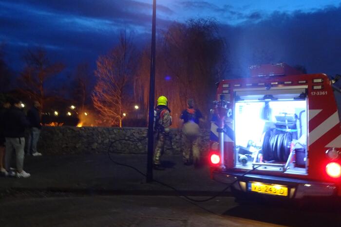 Stuk riet in brand gestoken