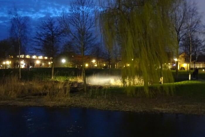 Stuk riet in brand gestoken