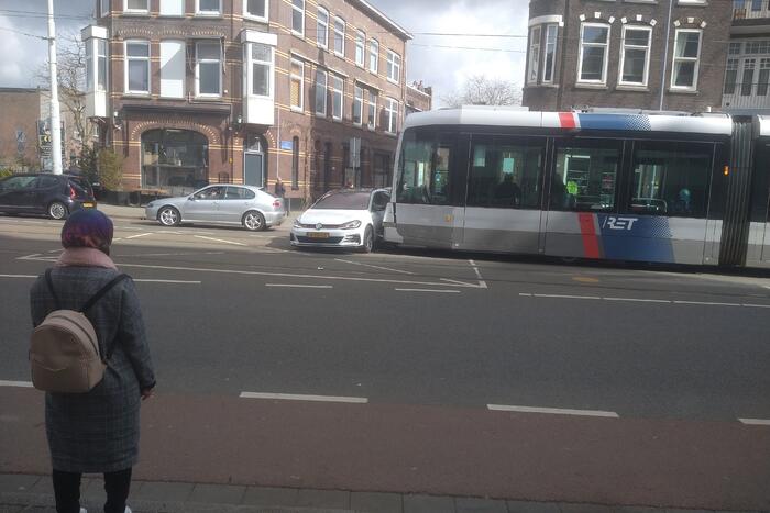 Tram en personenauto met elkaar in botsing