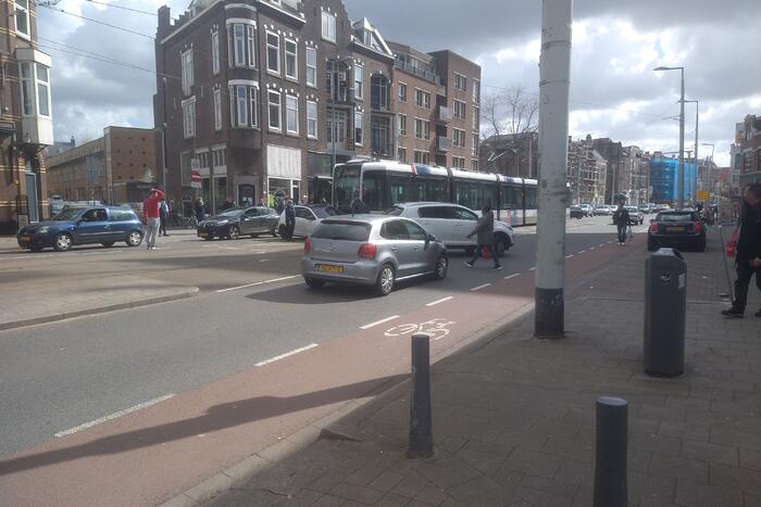 Tram en personenauto met elkaar in botsing